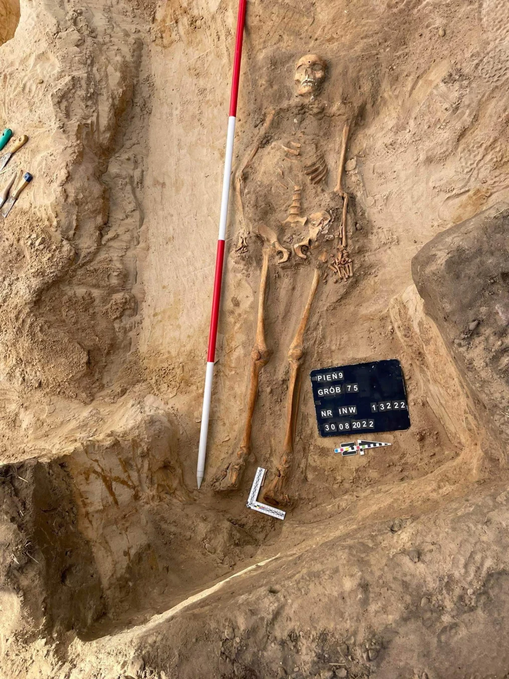 El esqueleto de una mujer sepultada con un candado en el pie y una hoz de hierro en el cuello.
