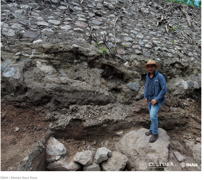 Los arqueólogos creen que este muro era el primero de tres niveles escalonados de una estructura aún mayor.