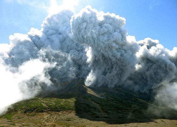 Estremecedoras imágenes de la erupción de un volcán en Japón-0