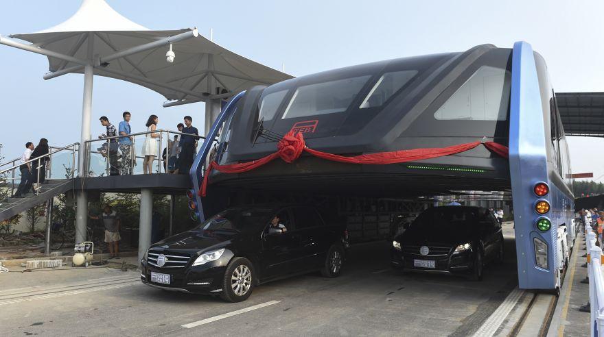 Increíble: China inauguró el primer colectivo que viaja por encima de los automóviles-0