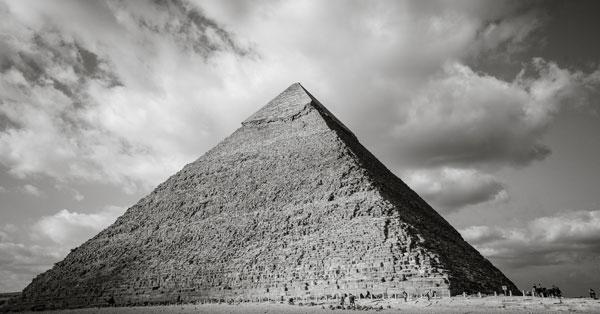 Hallan en Egipto una nueva pirámide de granito rosado, oro y cobre-0