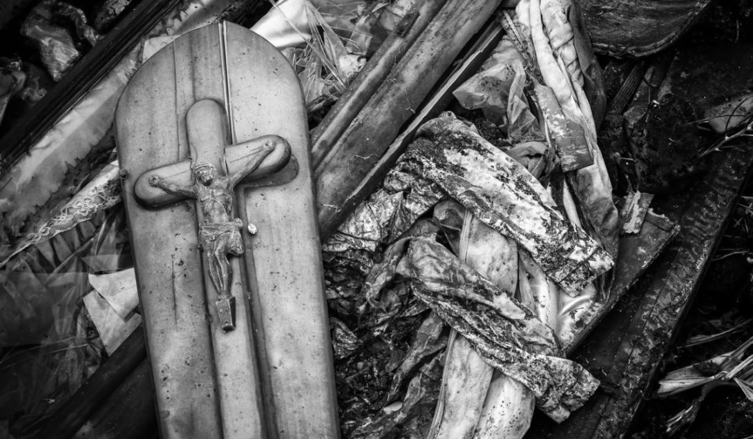 Hallan los restos de un niño y una mujer sepultados con candado en el siglo XVII (FOTOS)-0